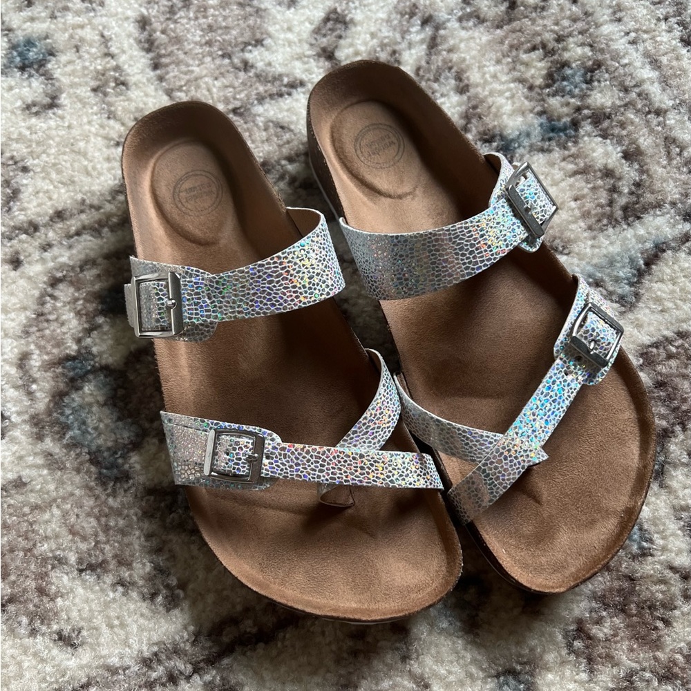 Very comfy Mayari Women Sandals Size 7 US , 37 EU in a perfect condition as new.